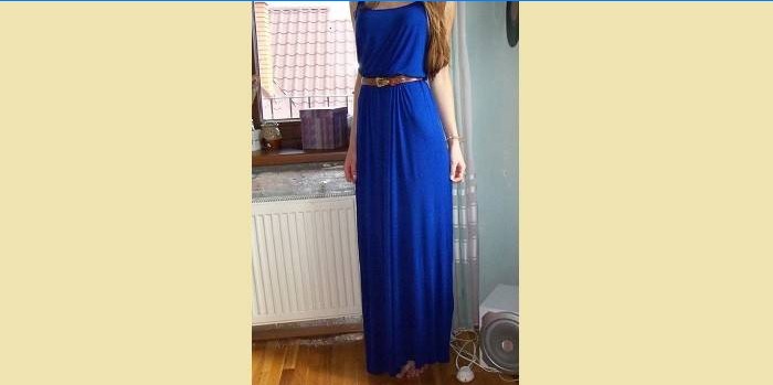 Jente i en kjole på blå elektriske blå stropper