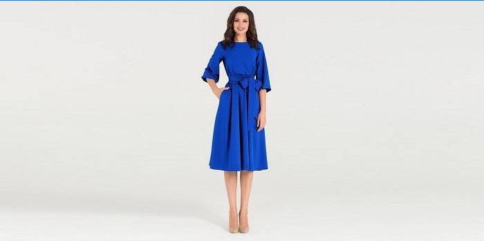 Jente i en blå casual kjole med ermet