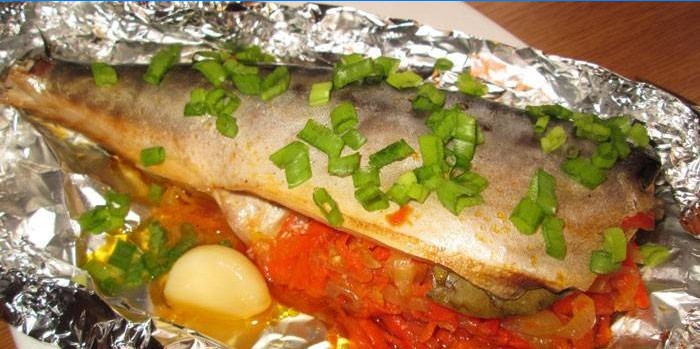 Bakt makrell med gulrøtter og hvitløk