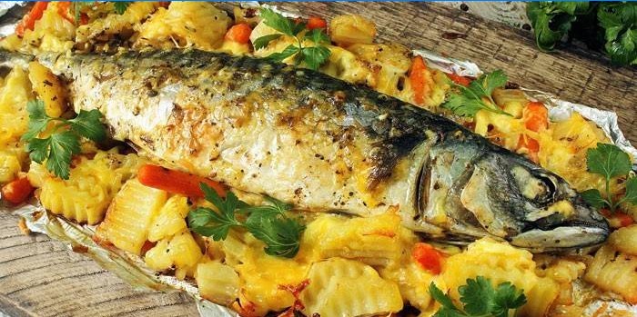 Bakt makrell og grønnsaker før servering