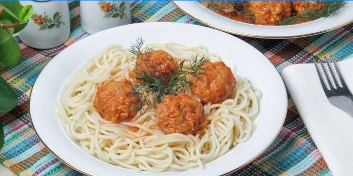 Oksekjøttboller med saus og pasta