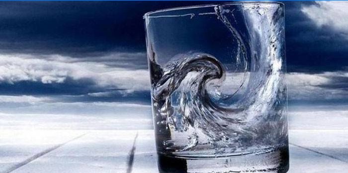 Vann i et glass