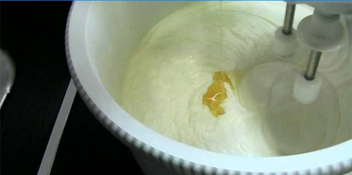 Innføringen av gelatin i prosessen med å piske krem ​​med en mikser