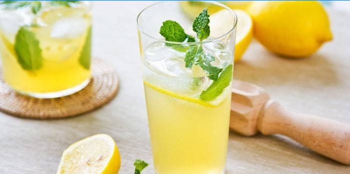 Sitron cocktail med mynte i et glass