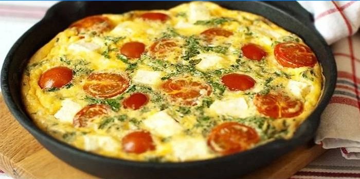 Klar omelett med tomater og mozzarella