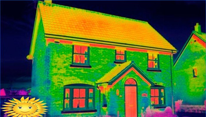 Inspiserer et hjem med et termisk bilde: finn varmelekkasjer