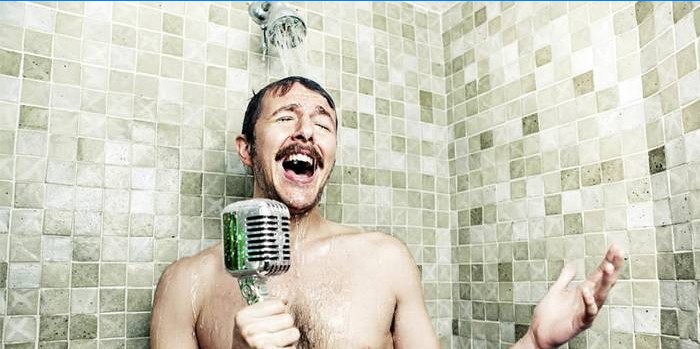 Mann som synger i dusjen