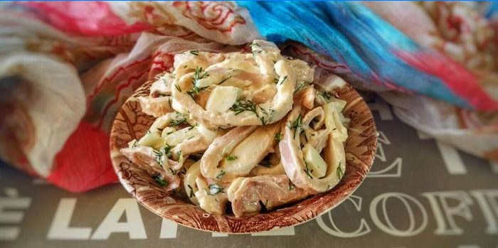 Salat med blekksprut og syltet løk