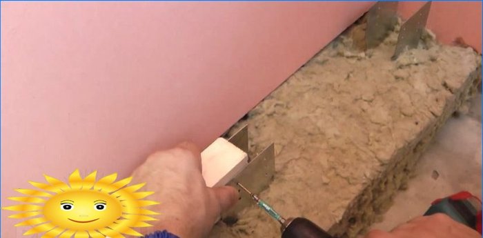 Slik lager du et flatt gulv på justerbare tømmerstokker med egne hender