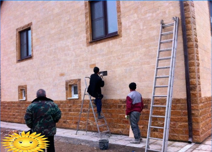 Dagestan stein: vender mot fasaden på huset