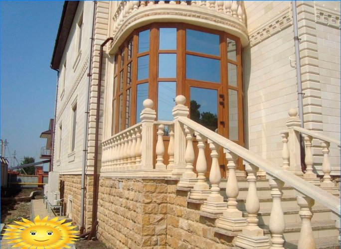 Dagestan stein: vender mot fasaden på huset