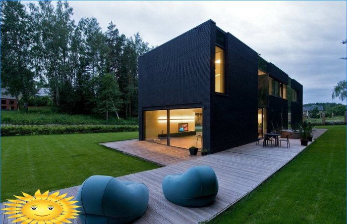 Hus med mørke fasader: eksempler, trekk, materialer