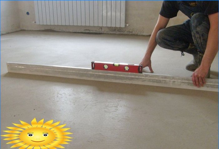 Utjevning av gulvet med en selvutjevnende blanding: grovt nivå, toppstrøk, varme gulv