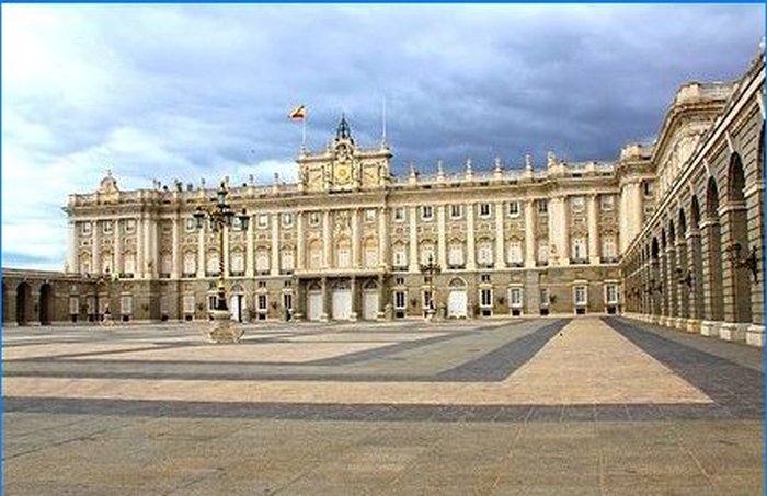 Hvordan moderne konger lever eller vurderingen av de mest luksuriøse kongelige boligene i Europa