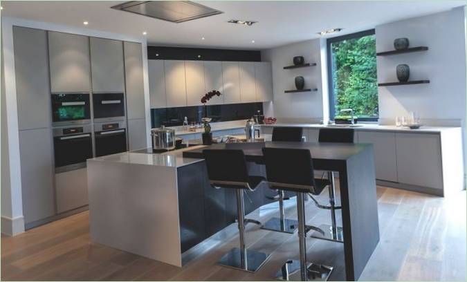 Moderne design av kjøkkenområdet Til Trevereux Hill-Villaen I STORBRITANNIA