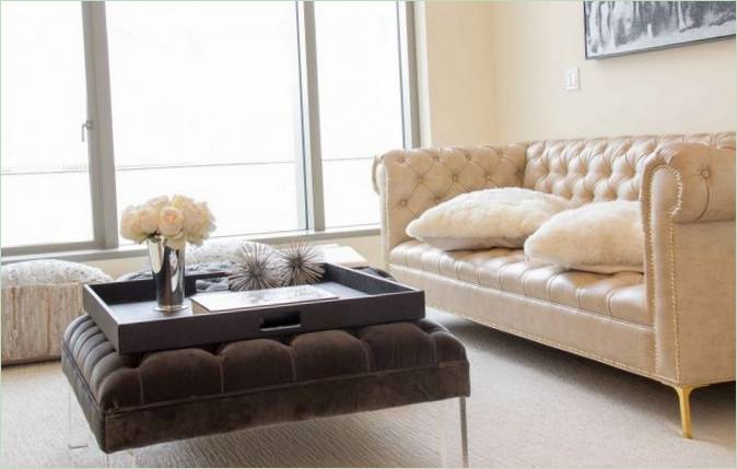 Chesterfield sofa med vognbånd, supplert med hvite puter