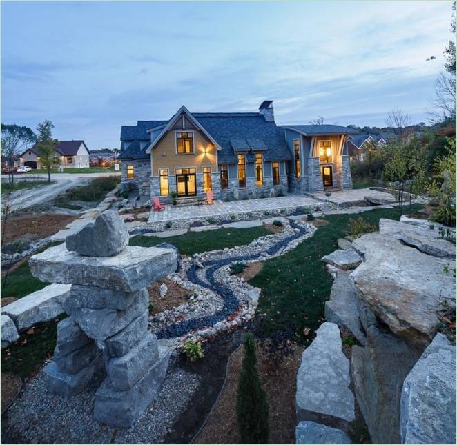Hus med dekorasjon og fasade laget av stein