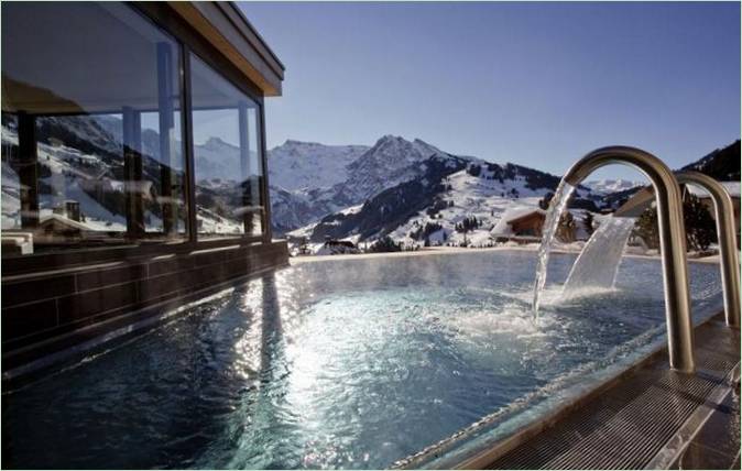 Panoramisk svømmebasseng med Utsikt Over Alpene