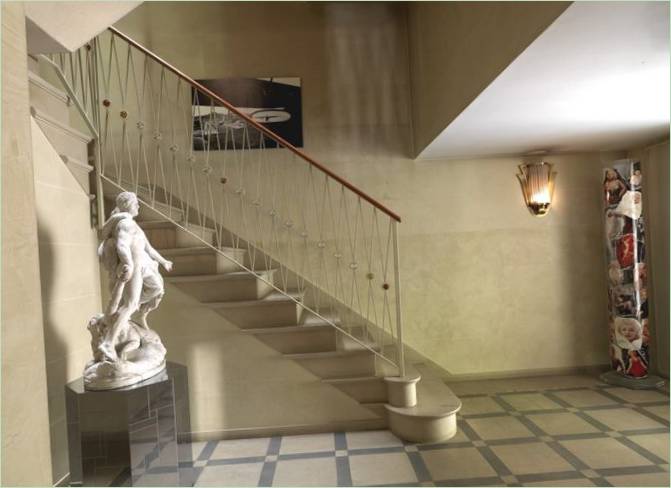 Den store trappen og den antikke statuen Av House Of Versace