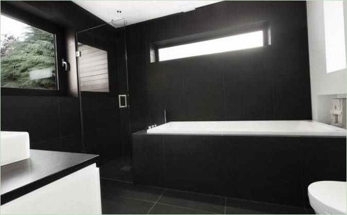 Stor svart flis på badet interiør