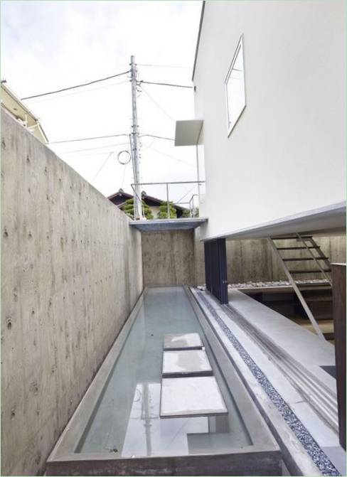 Svømmebasseng på gårdsplassen Til Fuchu house I Japan