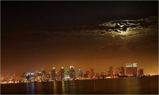 Utsikt over nattbyen San Diego