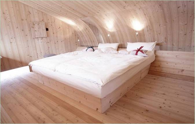 En bred seng i Ufogel-huset