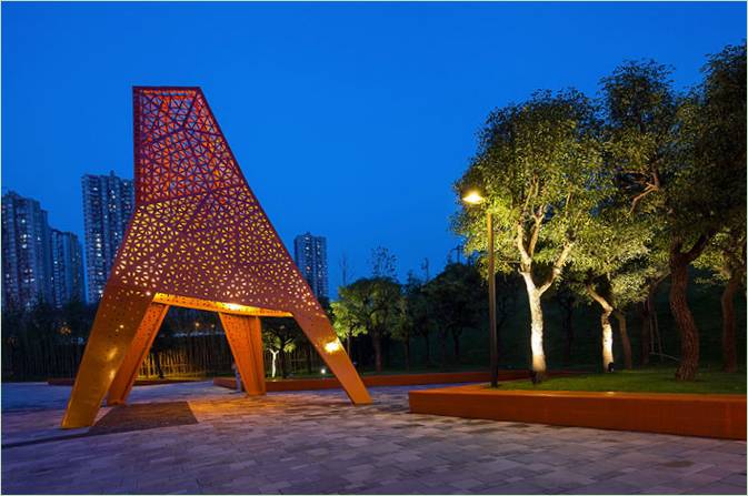 Nattutsikt over parken med skulpturer