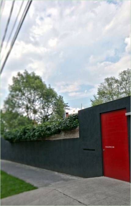 Original Casa Calero hus med svart og rød fasade av DCPP arquitectos, Mexico City, Mexico