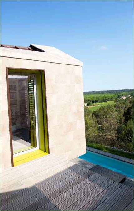Interiørdesign av et hus i en furuskog I Montpellier, Frankrike