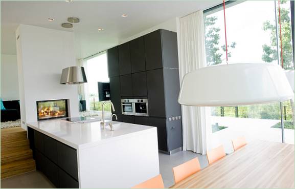 Kjøkkenøy med hvit benkeplate