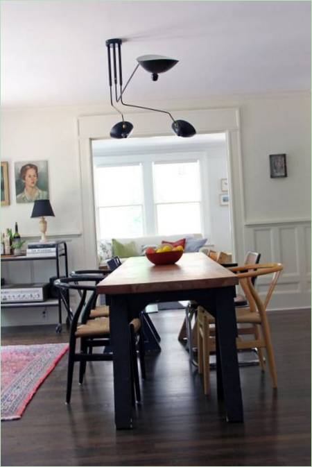 Et hus med koselig design: en kreativ lampe over bordet