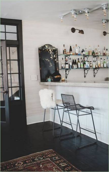 Interiøret i huset i en rustikk stil: en bar med en hvit teller