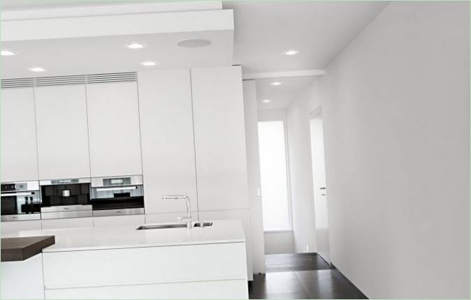Kjøkken interiørdesign i hvite toner