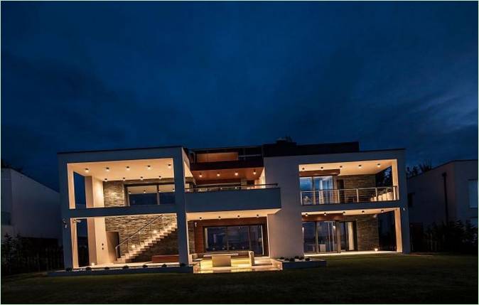 Lakeside Home-utsikt over et hus med kveldsbelysning