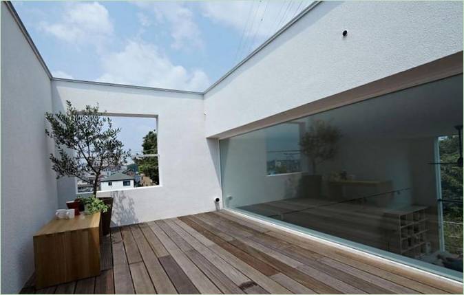 Utformingen av terrassen til et uvanlig hus I Hiyoshi