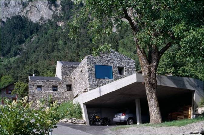 Huset er laget av steinete stein med en steinfasade