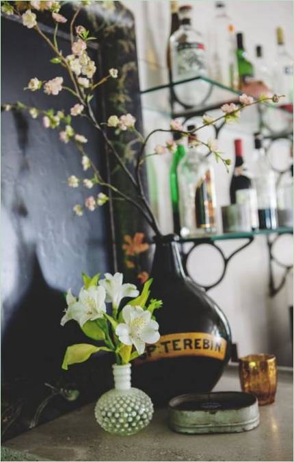 Interiøret i huset i en rustikk stil: blomster på bar