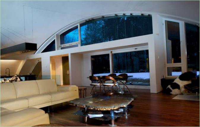 Stue interiør med glassvegger
