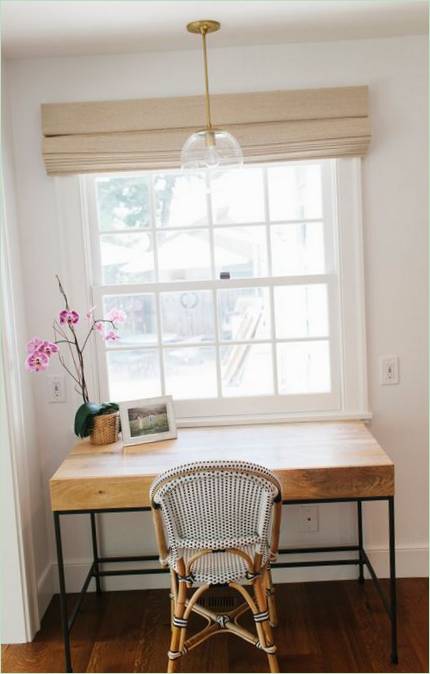 Et minimalistisk bord i det indre av et stort hus