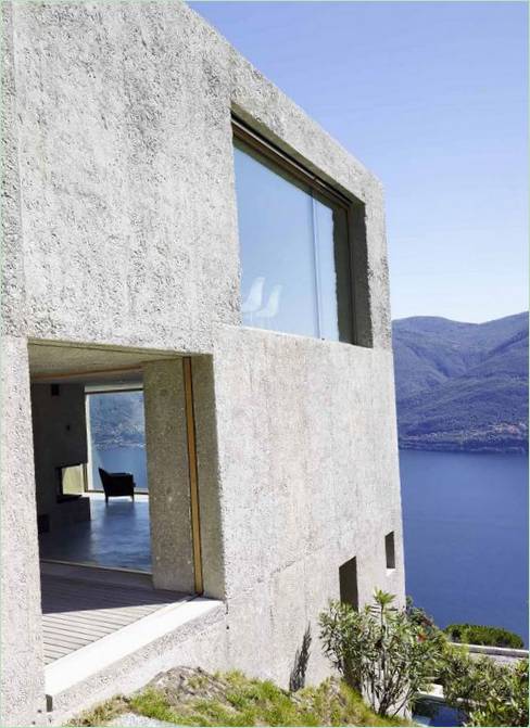 Vinduer av et betonghus I Brissago, Sveits
