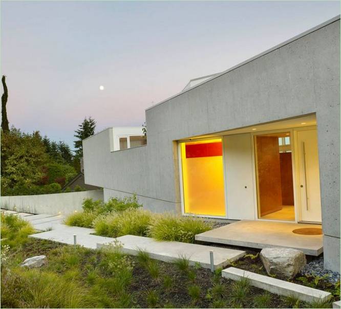 Uvanlig fasade av et hus I Vancouver, Canada: om dagen