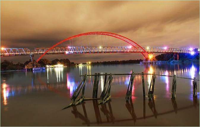 Rød neonbelysning av broen