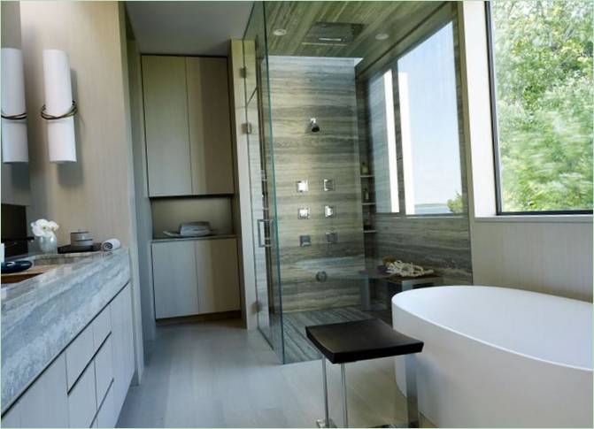 Moderne bad interiørdesign i et privat hus
