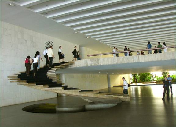 En uvanlig trapp i palasset Av Oscar Niemeyer
