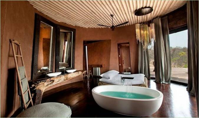Ovalt badekar på badet Til Villa Leobo Private Reserve