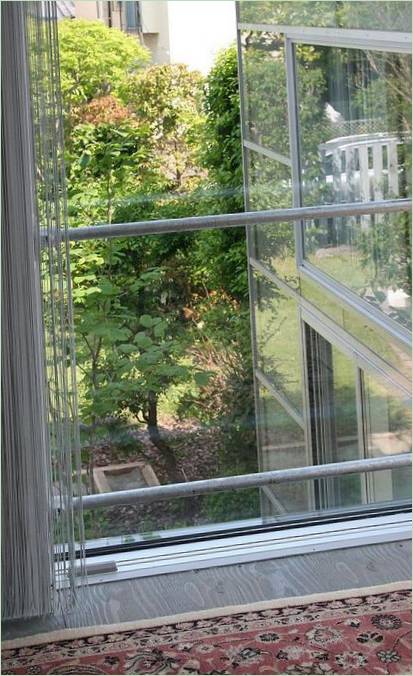 Hage Hus vinduer med utsikt over gårdsplassen
