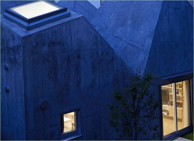 Fasaden til et futuristisk stilhus I Tokyo