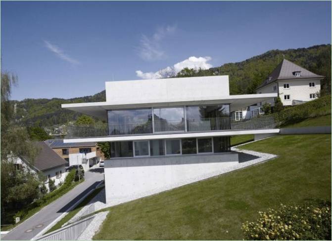 Utvendig utsikt over et hus på en høyde I Bregenz fra siden