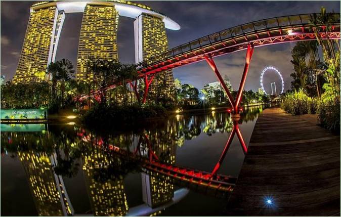 Formet bro med neonbelysning